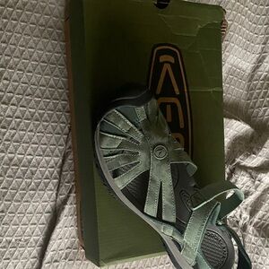 NIB woman’s Keen sandals 9 green